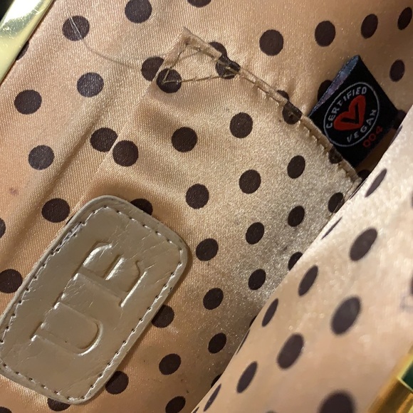 Classy Glamorous Golden Textured Evening Bag Fashion Clutch HU Certified Vegan - Picture 7 of 16